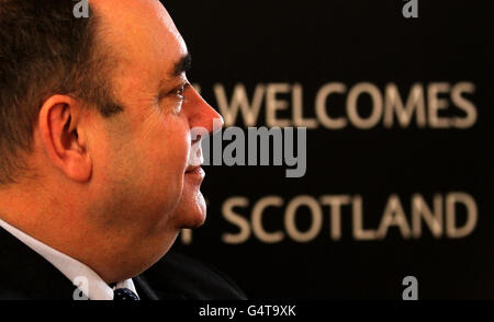 Schottlands erster Minister Alex Salmond MSP bei einem Besuch in Barclays Wealth neu renovierten Hauptsitz in Edinburgh, wo er Mitarbeiter traf. Stockfoto