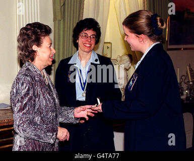 Die Schwester der Königin, Prinzessin Margaret (links), als Präsidentin der Guides Association, begrüßt Girl Guide Victoria Wigmore (rechts) im Kensington Palace, London. HRH überreichte ein Abzeichen, das von einer Gruppe ausgewählt wurde, deren Mitglied sie war, um das Millennium zu markieren. * ein Teil der Einnahmen aus dem Verkauf der Abzeichen wird das Projekt Book Aid Service unterstützen, was der Kinderkompetenz in Afrika zugute kommt. (l/r) Prinzessin Margaret, Bridget Towle, Chefführer, und Victoria Wigmore, Nuneaton, Midlands. Stockfoto
