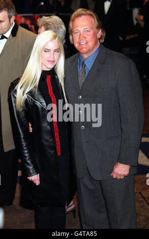 Lee Majors, US-TV-Star von „The Six Million Dollar man“ und „The Fall Guy“, kommt zur europäischen Charity-Premiere des James Bond-Films „The World is Not Enough“ am Odeon Leicester Square in London. *...04/05/01 Eine Jury im Old Bailey, London, hörte, wie Barry George, der Mann, der beschuldigt wurde, Fernsehmoderatorin Jill Dendo getötet zu haben, ein übertriebenes Interesse an bekannten Persönlichkeiten wie Lee Majors hatte. Das Gericht beschreibt auch, wie Frau Dendo durch eine einzige Kugel vor ihrem Haus in der Gowan Avenue, Fulham, Südwesten Londons, getötet wurde 26/4/99. Die Staatsanwaltschaft behauptet, der Schütze sei arbeitslos, Barry Stockfoto