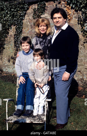 Schatzkanzler Nigel Lawson mit seiner Frau Therese, dem Sohn Tom (10) und der Tochter Emily (5). Stockfoto