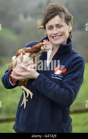 Jane Howorth, Gründerin des British Hen Welfare Trust, mit der letzten britischen Junghenne, Liberty, die in den Ruhestand auf einer Farm in Chulmleigh, Devon, verlegt wurde und damit das Ende einer Ära für kommerzielle Legehennen markiert, sagte die Wohltätigkeitsorganisation. Stockfoto