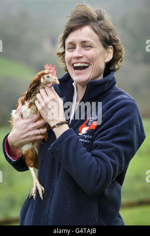 Jane Howorth, Gründerin des British Hen Welfare Trust, mit der letzten britischen Junghenne, Liberty, die in den Ruhestand auf einer Farm in Chulmleigh, Devon, verlegt wurde und damit das Ende einer Ära für kommerzielle Legehennen markiert, sagte die Wohltätigkeitsorganisation. Stockfoto