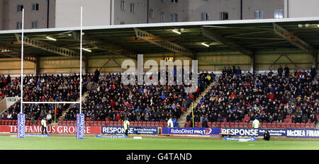 Rugby Union - RaboDirect PRO12 - Glasgow Warriors / Edinburgh Rugby - Firhill. Fans beobachten das Spiel während der RaboDirect PRO12 League im Firhill Stadium, Glasgow, von der Tribüne aus. Stockfoto
