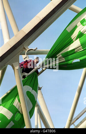 Ein Demonstrator hängt ein Banner auf dem neu errichteten, 450 m hohen Millennium Wheel an der Themse. Bis zu zehn Aktivisten der baskischen Gruppe, Solidarios con Itoitz, und der indischen Gruppe, Narmada UK, wichen der Sicherheit aus, bevor sie Banner enthüllten. * Sie sind gegen den Bau von Staudämmen im Baskenland in Spanien und in Indien. Das 1,500-Tonnen-Rad, offiziell als London Eye bekannt, wurde schließlich in eine aufrechte Position am Südufer der Themse geschleppt. Es bietet einen spektakulären Blick über die Hauptstadt und soll am Millennium Eve eröffnet werden und wird mindestens fünf Jahre in Position bleiben Stockfoto