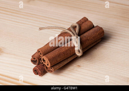Nahaufnahme von Zimtstangen auf einem Holztisch Stockfoto