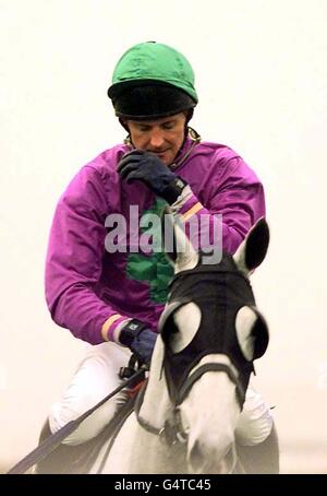 Enttäuschung für Jockey Graham Bradley, der nach dem Reiten von Senor El Betrutti in der Totty Construction Chase bei Wetherby Races zurückkehrt. Er hätte sich vom Rennfahren zurückgezogen, wenn er das Rennen gewonnen hätte. Stockfoto