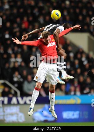 Fußball - Barclays Premier League - Newcastle United / Manchester United - Sports Direct Arena. Phil Jones von Manchester United (links) und Cheick Tiote von Newcastle United kämpfen um den Ball Stockfoto