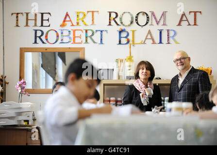 Der Gründer des Art Room Juli Beattie und Mark Miller, Leiter der Robert Blair Primary School in Islington, Nord-London, bei einer Sitzung der Art Room Charity. Das Leben der Herzogin von Cambridge als Mitglied der königlichen Familie begann heute mit der Ankündigung, dass sie Schirmherrin von vier Organisationen, darunter dem Art Room, wurde. Stockfoto