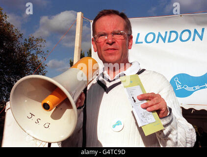 Konservativer Kandidat für den Londoner Bürgermeister Jeffrey Archer während des London North City Walk. Der Walk, einer von mehreren Routen, die von Camden und Westminster Councils unterstützt werden, führt vom St James' Park nach Hampstead Heath und Highgate. Stockfoto