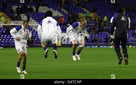 Fußball - Barclays Premier League - Everton gegen Bolton Wanderers - Goodison Park. Evertons Johnny Heitinga (links) und Phil Neville (zweiter rechts) während des Aufwärmphase Stockfoto