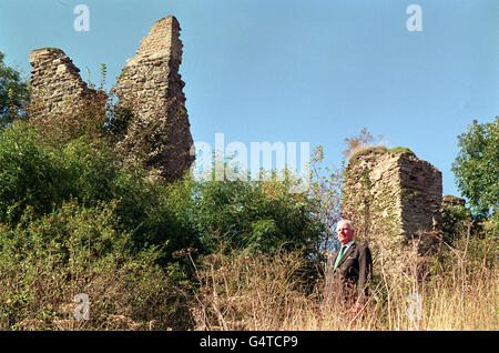 Sir Jocelyn Stevens, Chairman of English Heritage, im Wigmore Castle in Herefordshire. English Heritage hat die letzte große mittelalterliche Burg in England eröffnet, die bis zum Erwerb durch English Heritage im Jahr 1996 nie repariert oder konserviert wurde. * nach drei Jahren Arbeit kostet fast 1 Million, Wigmore Castle sieht sehr wie es für die letzten 200 Jahre getan hat. Die Hüterschaft von Schloss Wigmore wurde der Nation im Jahr 1995 von seinem Besitzer, John Gaunt, einem lokalen Bauern, großzügig gegeben. Es war für die Öffentlichkeit wegen seiner gefährlichen Zustand des Verfalls geschlossen und die Regierung bat Englisch Erbe zu Stockfoto