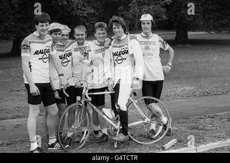 Der ehemalige Blue-Peter-Action-Mann Peter Duncan (saß auf einem Raleigh-Fahrrad) mit den Venturern der Operation Raleigh, (l-r) George Bruce aus Aberdeen, Keith Morris aus Dulwich, John Osborne aus Newcastle, Maurice Price aus Kirkby Stephen Cumbria, Paul Rutter aus Wirral und Matthew Taylor aus Kidderminster, Als er den Raleigh Charity Ride Cycle Marathon im Hyde Park, London, startet. Der Radmarathon wird vom Tea Council und von Occasional Oil gesponsert und dauert 49 Tage, während derer Teams von Operation Raleigh-Venturern einen 2700-Meilen-Kurs absolvieren werden, der Land's End, John O'Groats und die meisten größeren Städte in der Region einführt Stockfoto