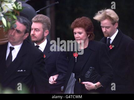 Cilla Black kommt zur Beerdigung ihres Mannes Bobby Willis in der St. Mary the Virgin Church in Denham, Buckinghamshire, mit ihren Söhnen Robert (links) und Ben. * der 30-jährige Ehemann der Blind Date-Moderatorin, die auch ihr Agent und der Architekt ihres Erfolgs war, starb am vergangenen Samstag im Royal Free Hospital in London nach einem langen Kampf mit Leber- und Lungenkrebs. Er war 57 Jahre alt. Stockfoto