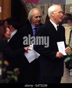 Der Plattenproduzent Sir George Martin (links) und der BBC-Generaldirektor Sir John BIRT verlassen die St. Mary the Virgin Church in Denham, Buckinghamshire, nach der Beerdigung von Bobby Willis, dem Ehemann von Cilla Black. Stockfoto