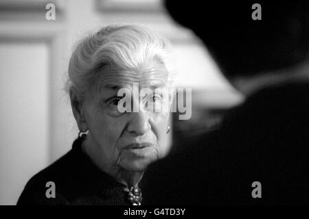 Fotografin Eve Arnold bei der Eröffnung der ersten Ausstellung, die die Arbeiten der Fotografinnen der Agentur Magnum zusammenbringt. Die Ausstellung wurde den Medien in der Scottish National Portrait Gallery in Edinburgh eröffnet. Stockfoto