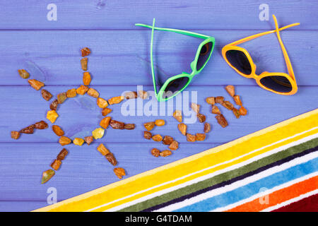 Form der Sonne mit Wort Sonne machte der Bernsteine und Zubehör für Urlaub und Sommer, Sonnenbrille, Handtuch Stockfoto