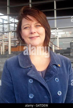 Plaid Cymru AM Leanne Wood auf den Stufen von Senedd, der Nationalversammlung für Wales in Cardiff, wo der ehemalige Abgeordnete Adam Price ihre Führungskampagne unterstützte. Stockfoto