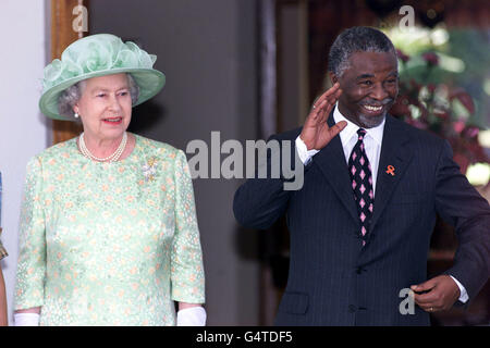 Königin Elizabeth II., mit Südafrikas Präsident Thabo Mbeki in seiner Residenz, dem Oliver Tambo House. Die Königin, die ein Kleid aus Seide, Pfefferminzgrün und einen passenden Hut trägt, inspiziert einen Ehrenschutz des Präsidenten, der ausschließlich aus schwarzen Soldaten besteht. * die Königin wurde dann den Mitgliedern des Kabinetts von Mbeki vorgestellt. Stockfoto