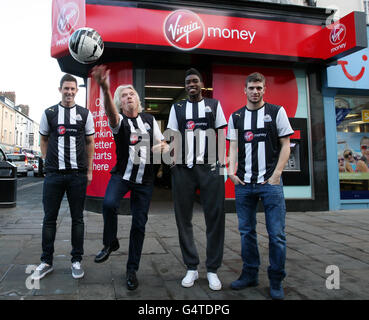 Sir Richard Branson (zweiter links) mit den Newcastle-Spielern (von links nach rechts) Mike Williamson, Sammy Ameobie und Davide Santon in der New Vigin Money Filiale, im ehemaligen Northern Rock Branch in der Northumberland Street in Newcastle. Stockfoto