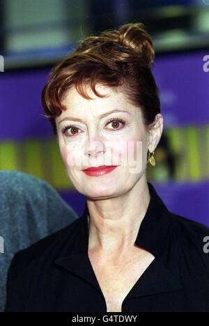 Die Schauspielerin Susan Sarandon am Odeon Leicester Square in London, um den Film „Anywhere but Here“ von Regisseur Wayne Wang zu sehen, der im Rahmen des 43. London Film Festival gezeigt wurde. 16/08/02 : Tim Robbins und Susan Sarandon, die in einem Theaterstück über die Anschläge vom 11. September in den USA über ihre Rollen sprachen. Die Schauspieler werden vor ihrer dritten und letzten Aufführung in Edinburgh von den Jungs im Royal Lyceum Theatre mit 650 Sitzplätzen sprechen. Es wird erwartet, dass sich die beiden Fragen zur Produktion und ihrer Reaktion auf die Zerstörung der Zwillingstürme des World Trade Center in New York stellen werden. Stockfoto