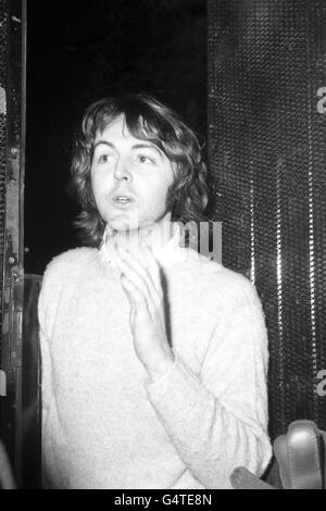 Der Musiker Paul McCartney (26), das Junggesellenmitglied der Beatles-Popgruppe, sah vor seinem Haus in St. John's Wood in London, wo er ankündigte, dass er Linda Eastman heiraten würde. Stockfoto