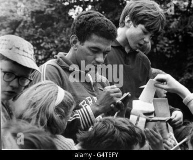 „Little Bird“ Garrincha, Brasiliens Star-Flügelspieler, der von jungen Autogrammjägern belagert wird, vor dem Hotel in Lymm, Cheshire, wo er mit dem Rest der brasilianischen WM-Mannschaft wohnt. Das Team spielt Bulgarien in Everton am 12. Juli 1966. Stockfoto