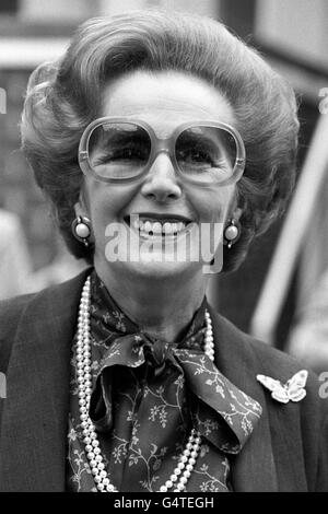 Premierministerin Margaret Thatcher verließ Königliche Hoheit Prinzessin Christian's Hospital, Windsor, wo sie sich von zwei Augenoperationen erholte, um vor ihrem Schweizer Urlaub nach Chequers zu fahren. Stockfoto