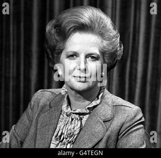 Premierministerin Margaret Thatcher vor dem Gespräch mit der BBC-TV-Programm Panorama, die live aus dem Whips Office in Nr. 12 Downing Street ging fotografiert. Sie wurde von Richard Lindley und Robert Kee über die Falkland-Krise untersucht. Stockfoto