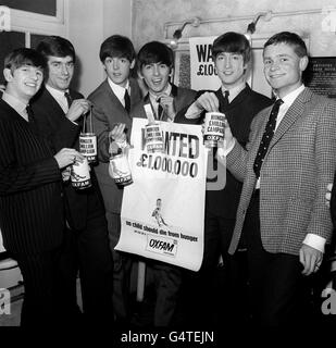 Jeffrey Archer (ganz rechts) und Nichola Lloyd (der Express-Redakteur, 2. Links) mit den Beatles (l/r) Ringo Starr, Paul McCartney, George Harrison und John Lennon in ihrer Garderobe, bei einer Liverpool-Show. Stockfoto