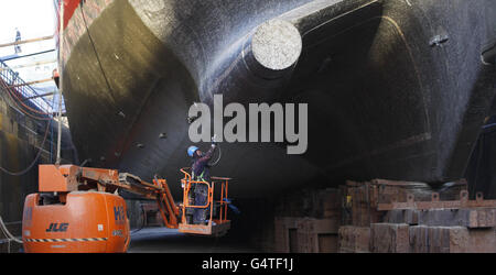 Die Arbeiten an der Royal Yacht Britannia werden an einem Trockendock an Forth Ports in Leith bei Edinburgh Schottland fortgesetzt. Stockfoto