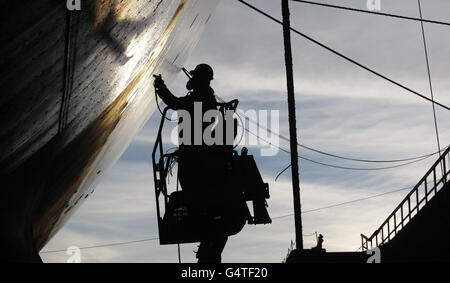 Die Arbeiten an der Royal Yacht Britannia werden an einem Trockendock an Forth Ports in Leith bei Edinburgh Schottland fortgesetzt. Stockfoto