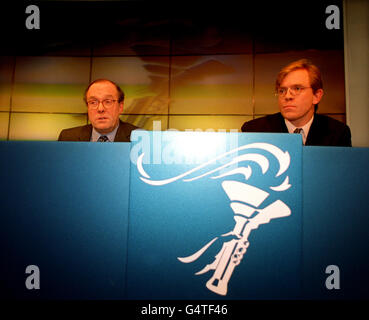 Toby Vintcent (rechts), Vorsitzender des London Mayoral Selection Executive der Konservativen, bei einer Pressekonferenz, nach einem Treffen zwischen der Exekutive und dem Tory-Parteivorsitzenden Michael Ancram im Conservative Central Office, nach Lord Archer's Rückzug. * ...die dem 20/11/99 Lord Archer's Ablegen als bürgermeisterlicher Anwärter folgte. Herr Ancram sagte, seine Partei würde nun den Kampf um Lord Archer eröffnen und einen neuen Kandidaten für Mitte Januar wählen. Stockfoto