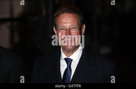 Richard Desmond verlässt das High Court in London, nachdem er der Leveson-Untersuchung Beweise vorgelegt hat. Stockfoto