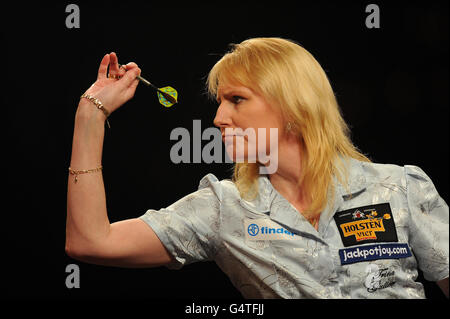 Die Engländerin Trina Gulliver im Halbfinale während der BDO World Professional Darts Championships im Lakeside Complex in Surrey. Stockfoto