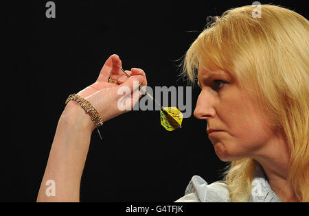 Die Engländerin Trina Gulliver im Halbfinale während der BDO World Professional Darts Championships im Lakeside Complex in Surrey. Stockfoto