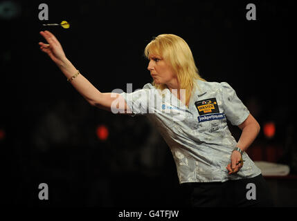 Die Engländerin Trina Gulliver im Halbfinale während der BDO World Professional Darts Championships im Lakeside Complex in Surrey. Stockfoto