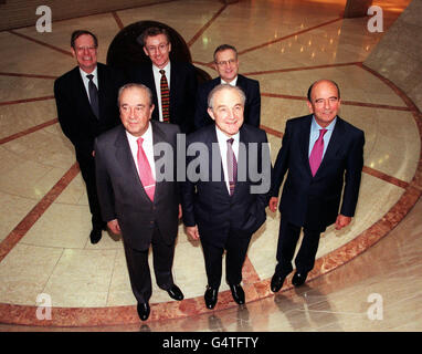 Geschäftsleute, die an der Royal Bank of Scotland beteiligt sind, feinden 26.4 Milliarden Übernahmeangebot für die National Westminster Bank. Die RBS haben bekannt gegeben, dass sie Spielraum für eine Kürzung von 18,000 Positionen im Falle der Übernahme identifiziert hat. *der Vorsitzende der Royal Bank of Scotland, Viscount Younger, von Leckie (vorne in der Mitte), die gemeinsamen Vorsitzenden der Banco Santander Central Hispano, Jose Marie Amusategui (vorne rechts) und Don Emilio Botin (vorne links), Die einen Anteil von 9.7 % an der Royal Bank of Scotland besitzen, Chief Executive von CGU Bob Scott (hinten links), Deputy Group Chief Executive von RBS Fred Goodwin (hinten Mitte) und Group Stockfoto
