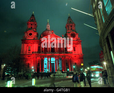 Die St. Paul's Cathedral erscheint rot bei einer Zeremonie zur Unterstützung der Menschen auf der ganzen Welt, die mit HIV/AIDS leben, am Vorabend des jährlichen Welt-Aids-Tages am 1. Dezember. Stockfoto