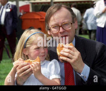 Landwirtschaftsminister John Gummer mit seiner 4-jährigen Tochter Cordelia, schmiss sich bei einem Besuch der East Coast Boat Show in Ipswich in einen Beefburger. Die mögliche Gefahr der BSE-Krankheit bei britischem Rindfleisch wurde vom Minister geschimpft. * in einem Versuch, die Ängste der Öffentlichkeit zu beruhigen, als die Rinderangst 1990 zum ersten Mal ausbrach. Herr Gummer, jetzt Umweltminister, schnappte sich wütend auf James Naughtie, Moderator der Sendung Today von Radio 4, als er fragte, ob Herr Gummer es jetzt bereut hätte, für das Bild zu posieren. *25/10/2000 Herr Gummer und andere hochrangige Mitglieder der Thatcher und der großen Verwaltungen stellen sich auf Stockfoto