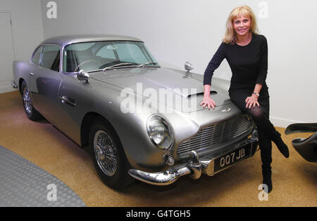 Das ehemalige Bond-Mädchen Britt Ekland sitzt auf der Motorhaube des ursprünglichen Aston Martin DB5 bei einer neuen Ausstellung, Bond in Motion, im National Motor Museum, Beaulieu im New Forest, Hampshire. Stockfoto