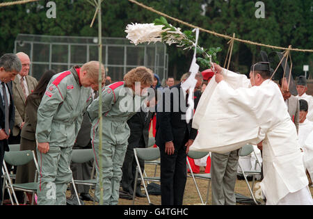 PA Photo 16/11/89 Virgin Tycoon Richard Branson und sein Co-Pilot Schwedischer Aerongenieur per Lindstrand (links) werden von einem Shinto Priester während einer Zeremonie am Startplatz ihrer geplanten Ballonüberquerung des Pazifiks aus Miyakonjo, Japan, gesegnet Stockfoto