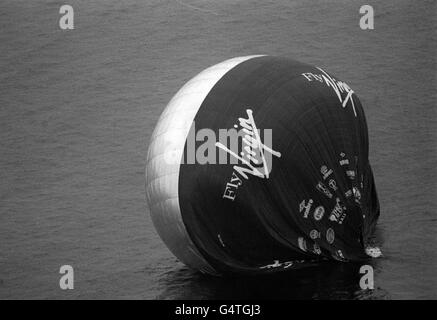 PA Photo 3/7/87 Virgin Tycoon Richard Bransons Transatlantikballon Virgin Atlantic Flyer schwebt auf dem Meer der Westküste Schottlands. Branson und sein Co-Pilot, schwedischer Aerongenieur per Lindstrand, hatten während ihres Fluges den riesigen Frachtführer vor Rathlin Island bei North Antrim, Ulster, verlassen Stockfoto