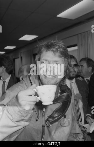 Virgin Tycoon Richard Branson, mit einer dringend benötigten Tasse Tee, im Crosshouse Hospital, Kilmarnock, nachdem sein transatlantischer Ballon Virgin Atlantic Flyer auf dem Meer der Westküste Schottlands schwebt. Branson und sein Co-Pilot, der schwedische Luftfahrtingenieur per Lindstrand, hatten den riesigen Frachtführer vor Rathlin Island, nahe North Antrim, Ulster, während ihrer transatlantischen Ballonfahrt aufgegeben. Stockfoto