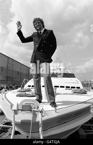 29. JUNI: An diesem Tag im Jahr 1986 feierte Richard Branson, nachdem er mit seinem Powerboat Virgin Challenger II den Weltrekord für die schnellste Überquerung des Atlantiks aufgestellt hatte PA Photo 14/5/86 Virgin Tycoon Richard Branson steht auf seiner Virgin Challenger II beim Start des Bootes in Lowestoft in Norfolk, Suffolk Stockfoto