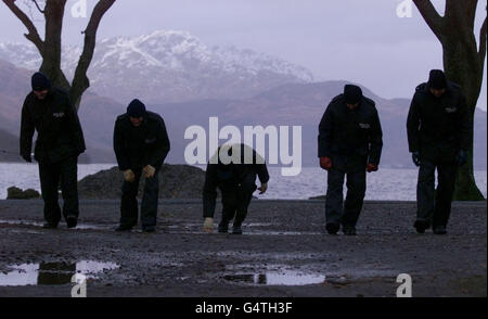 Polizeibeamte suchen am Ostufer von Loch Lomond bei Rowardennan nach einer weiteren Körperpartie, nachdem bei einer Trainingsübung von Polizeitauchern eine Reihe von Gliedmaßen im Wasser gefunden wurde. Stockfoto