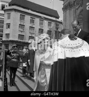 Königin Elizabeth II., gefolgt vom Herzog von Edinburgh, verlässt die St. Paul's Cathedral nach dem 750. Jahrestag der Magna Carta Gedenkfeier. Stockfoto