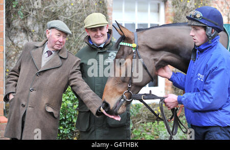 Donald McCain Jnr mit dem Pferd Ballabriggs und dem Pferdebesitzer Trevor Hemmings (links) in seinen Ställen im Bank House, Cholmondeley. Stockfoto