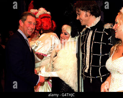 Prinz Charles trifft die ehemalige Schauspielerin Carol Harrison aus dem Osten und andere Schauspieler von Cinderella im Hackney Empire in London. Stockfoto