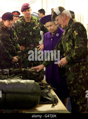 Die britische Königin Elizabeth II. Betrachtet einige der Geräte, die vor dem operativen Einsatz im Quartermaster's Store in Chetwynd Barracks, Chilwell, Nottingham, an Reservisten ausgegeben wurden. Stockfoto