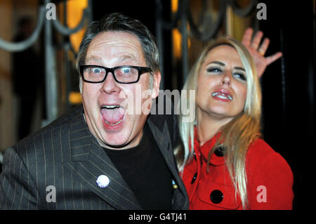 VIC Reeves und Nancy Sorrell kommen zur Radio Times Covers Party im Claridges Hotel, London. Stockfoto